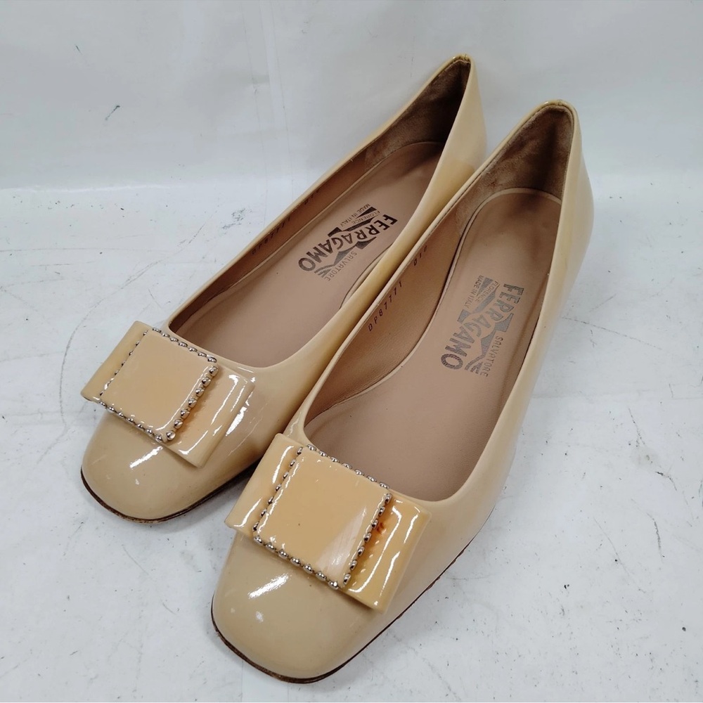 Ferragamo Patent Leather Beige Pumps Low Heel Size 7.5
